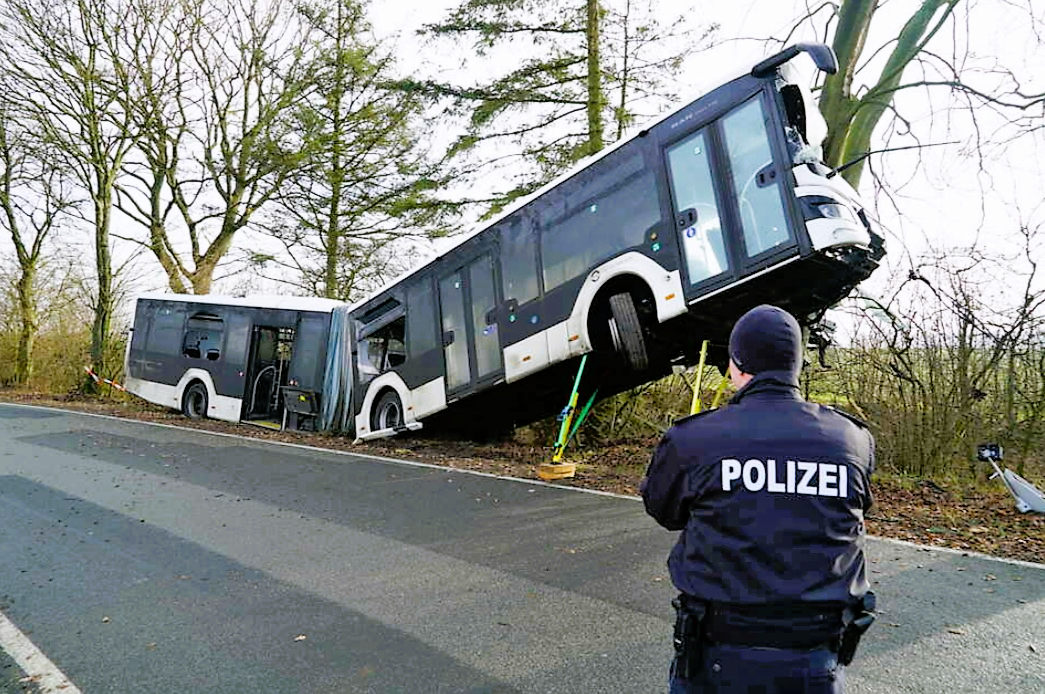 Schweres Busunglück - Linienbus hängt im Baum! - Fahrer erleidet schwere Verletzungen