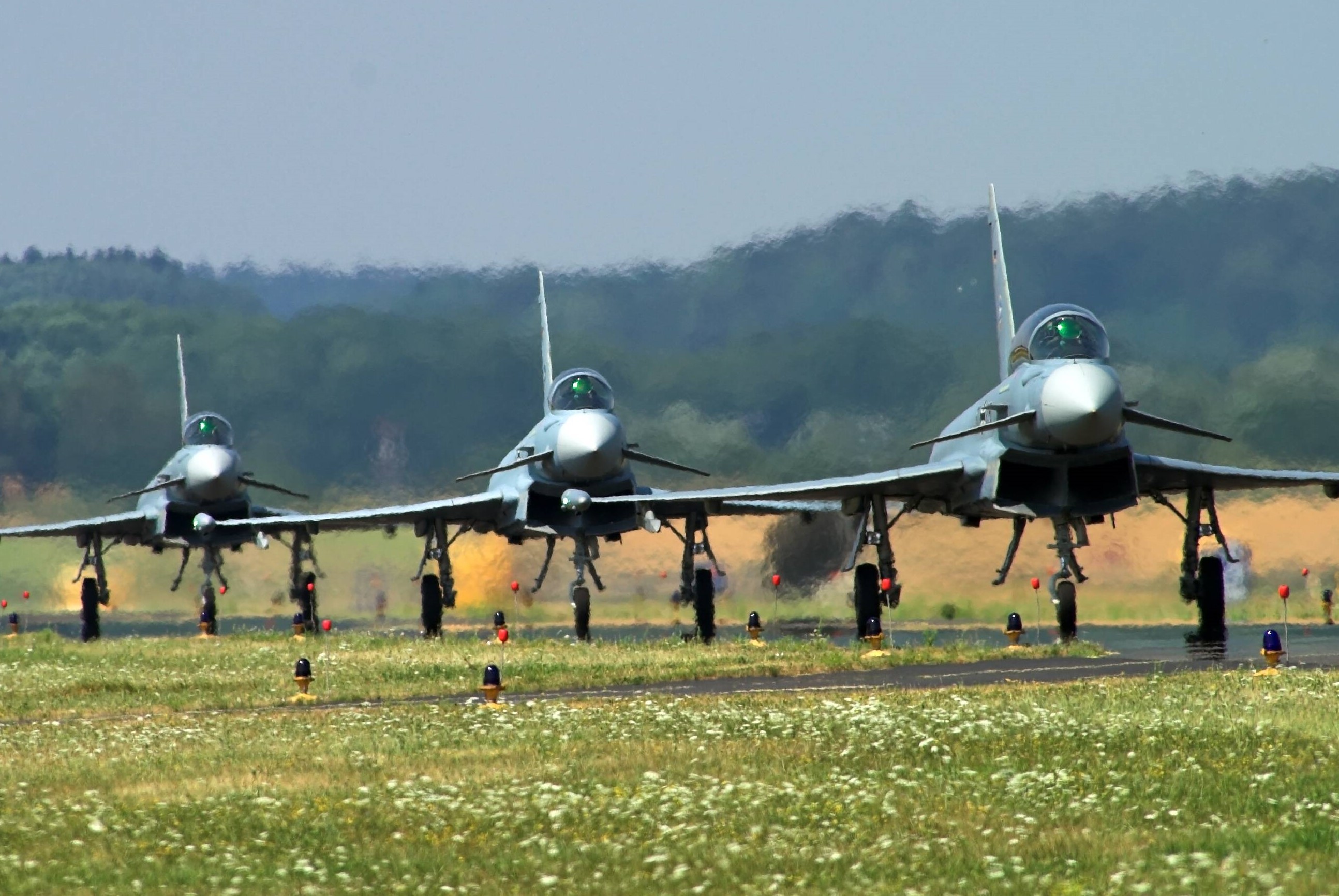 Neue Provokation durch Putins Luftwaffe - Deutsche und britische Kampfjets fangen russische Flugzeuge ab