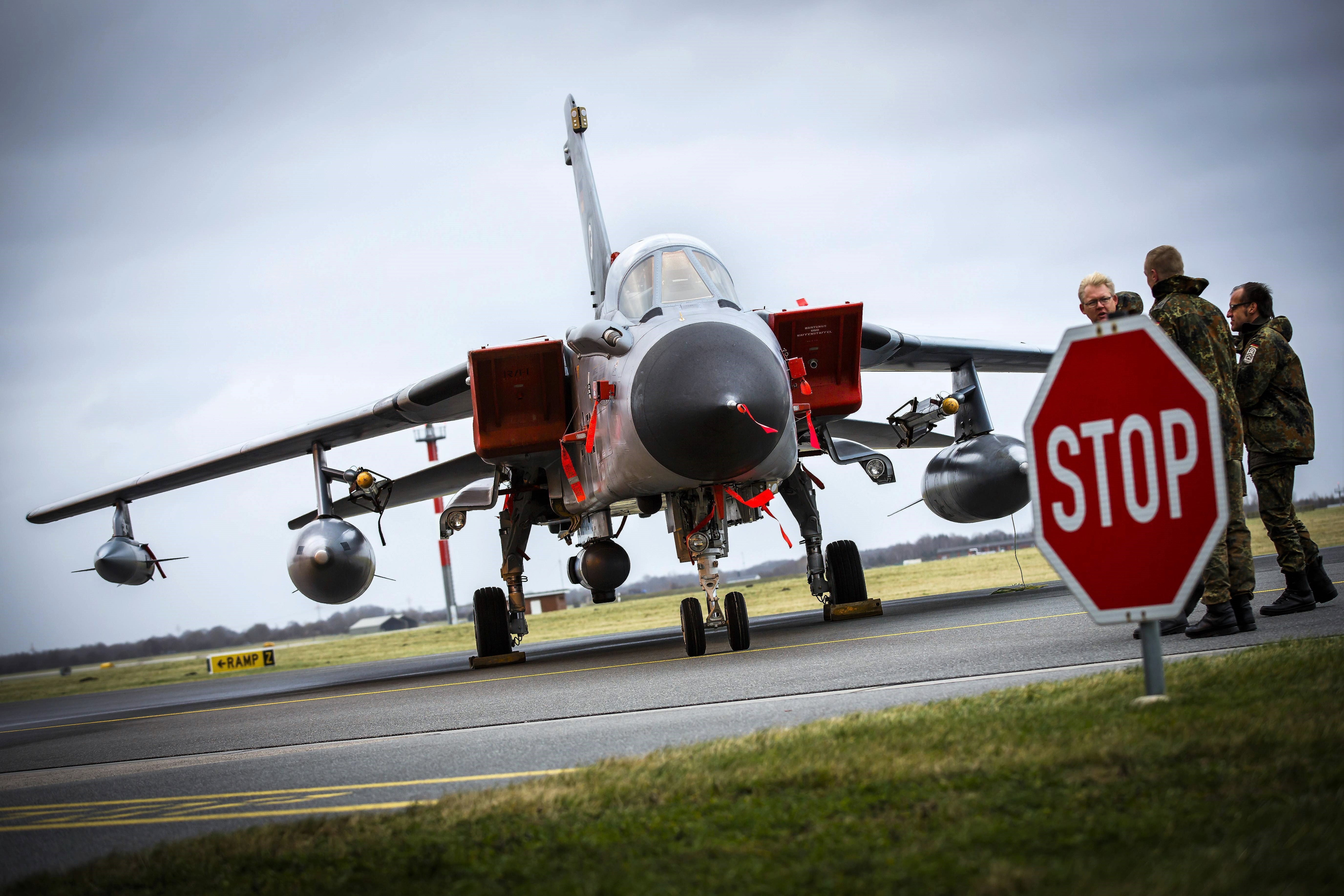 NATO verlegt 10.000 Soldaten nach Deutschland - und 210 Kampfjets! Putin zittert