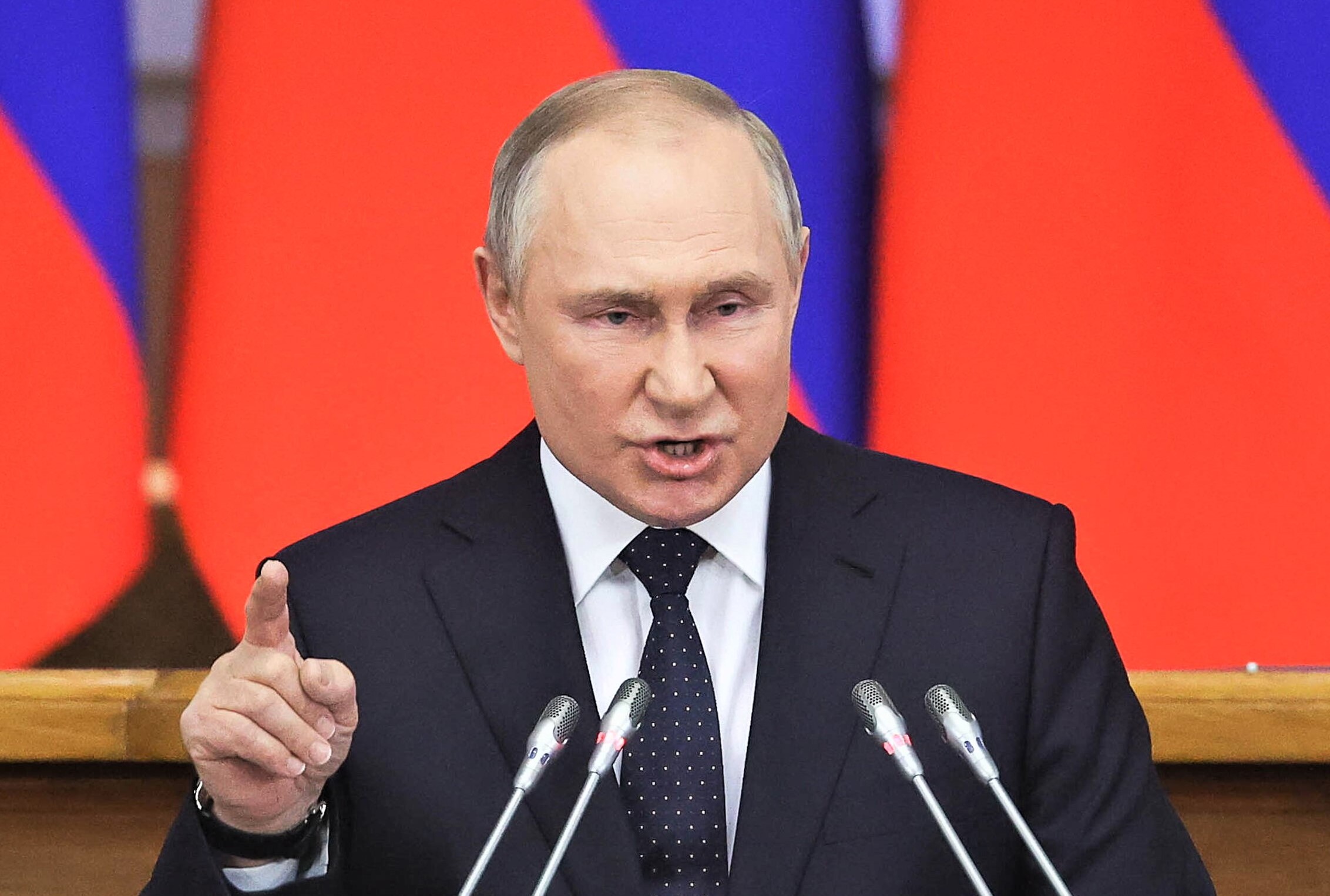 Ist Deutschland von US-Truppen besetzt? Putin hält bizarre Rede und hetzt die Russen gegen uns auf!