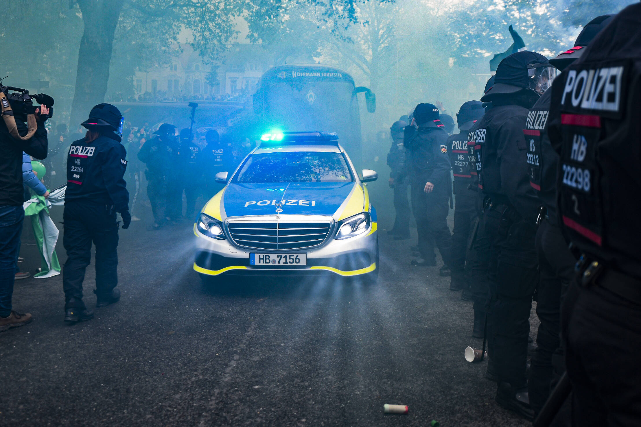 Polizei sprengt riesiges Reichsbürger-Treffen! Haftbefehle vollstreckt - was planen die Querdenker?