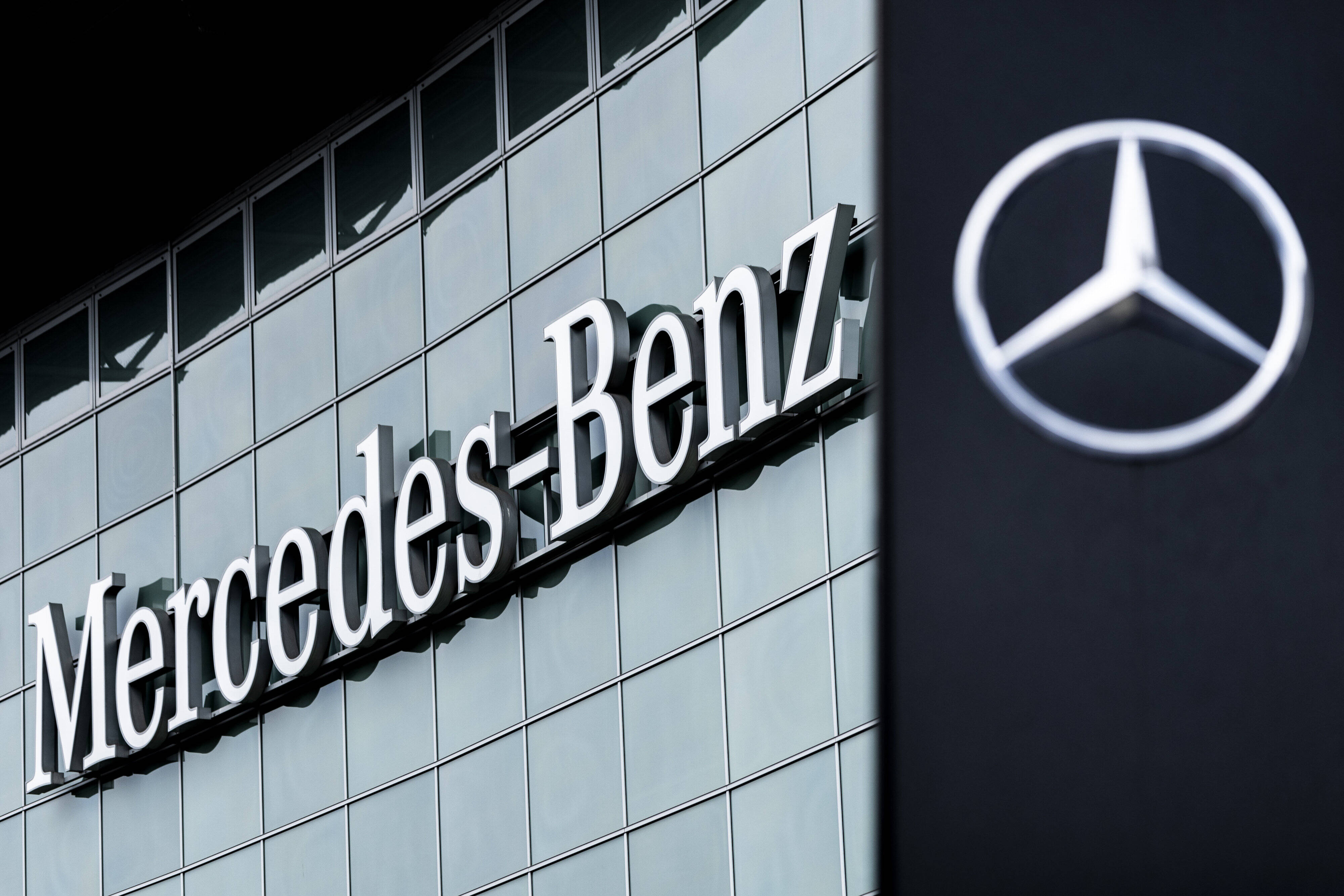 Mercedes ruft 590.000 Autos zurück! Mega-Rückruf - Fahrzeuge müssen wegen Fehler in die Werkstatt