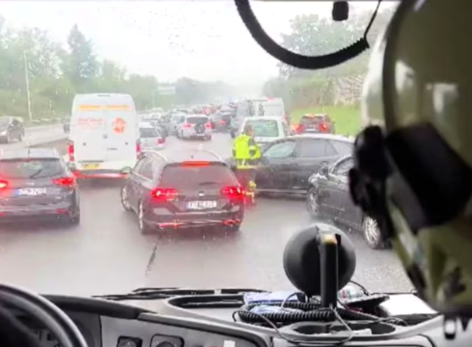 Deutsches Ehepaar stirbt bei Unfall auf Autobahn in Österreich - Rettungsgasse wurde blockiert!