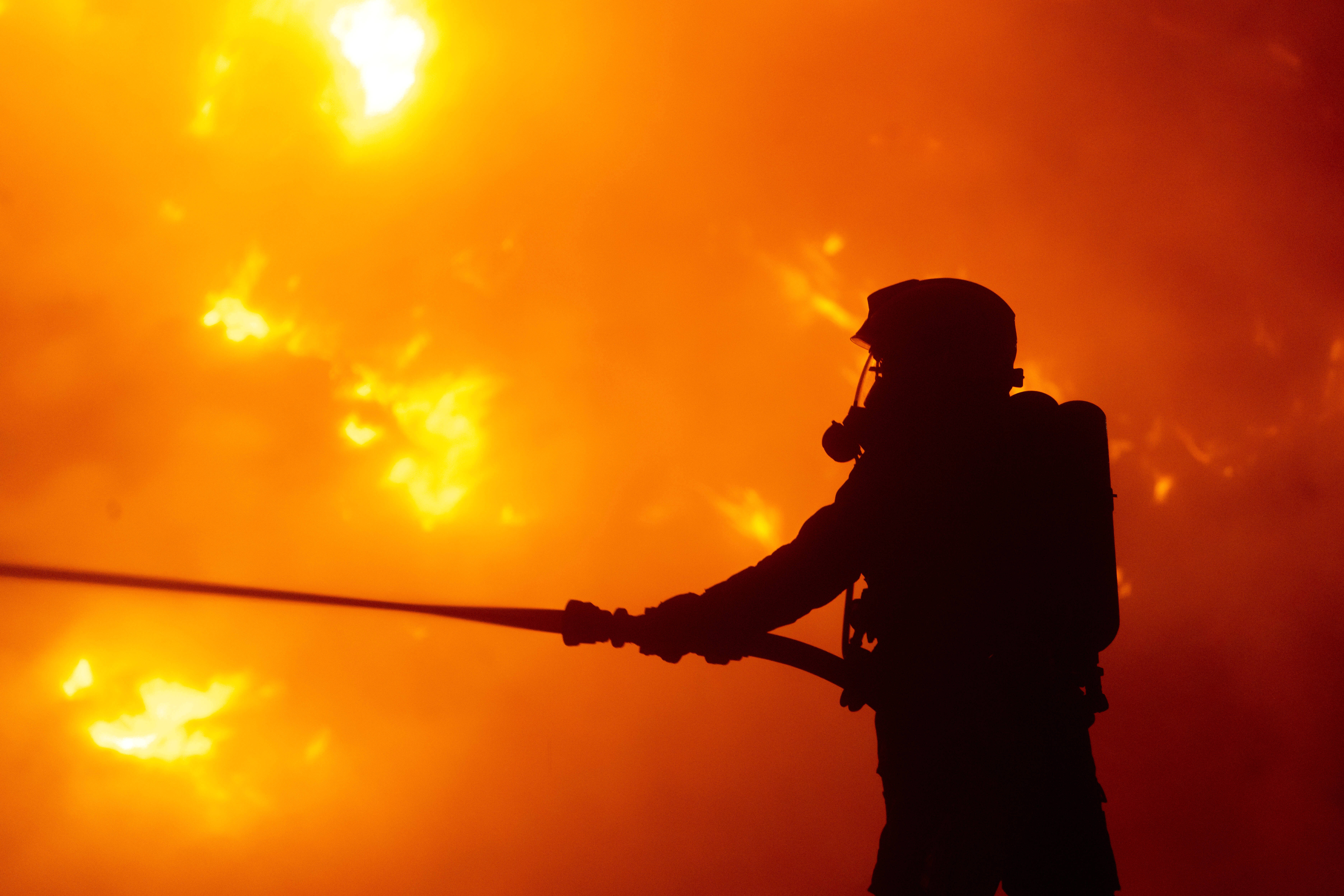 Feuer in Ferienhaus! 9 Menschen sterben in den Flammen - Tragödie im Urlaub!