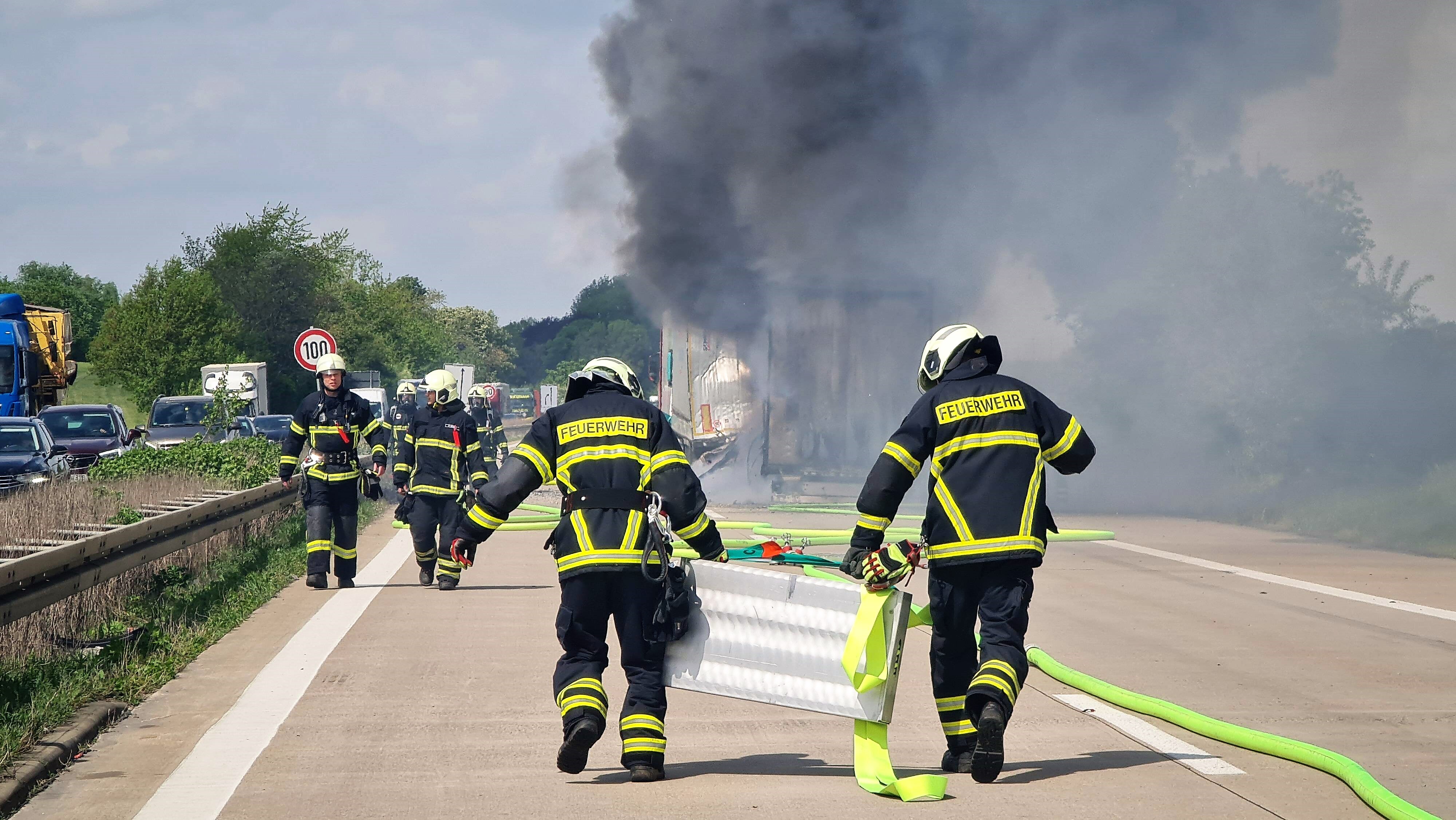 Feuerinferno auf der Autobahn! Vollsperrung - Laster steht am Autobahndreieck in hellen Flammen