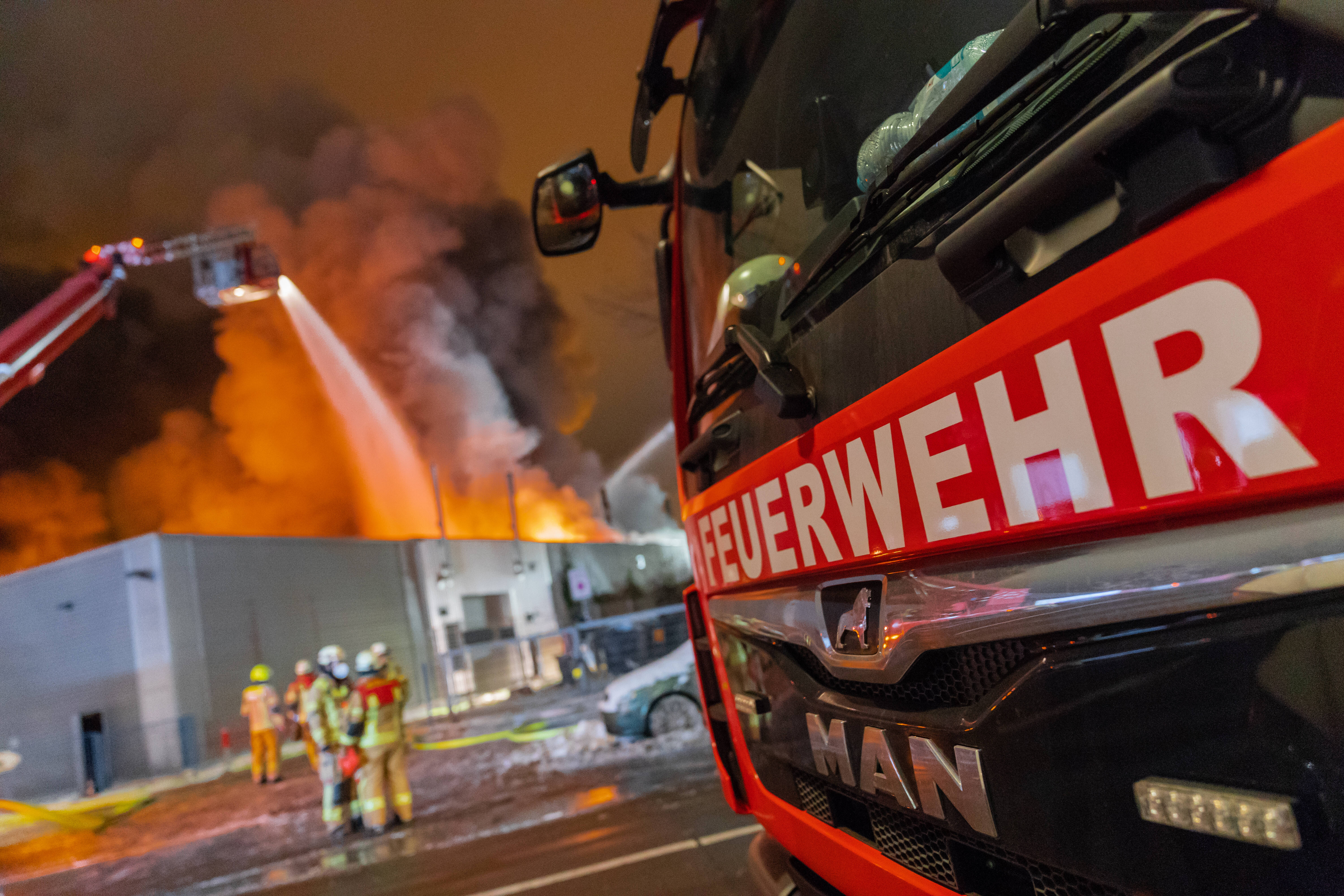 Feuer in Schule und Kita! 80 Feuerwehrmänner im Einsatz!