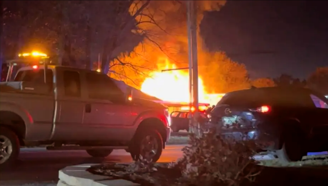 Flugzeugabsturz! Maschine stürzt über Stadt ab - Häuser in Flammen, mehrere Todesopfer!