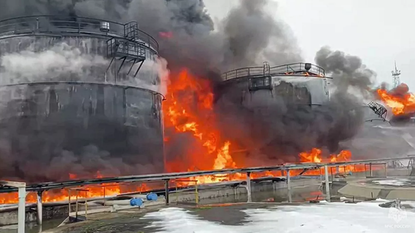 Ukraine greift Russland an! Attacken tief im Landesinneren - Öllager in Flammen - Putin machtlos gegen Drohnenangriffe 