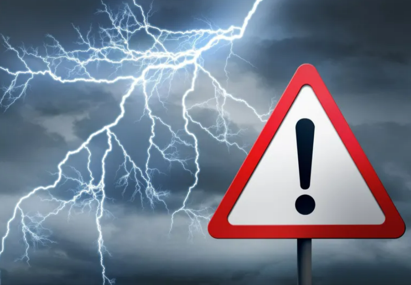 Schwergewitterlage! Blitz schlägt in Supermarkt und trifft zwei Menschen - Lebensgefahr in Teilen Deutschlands!