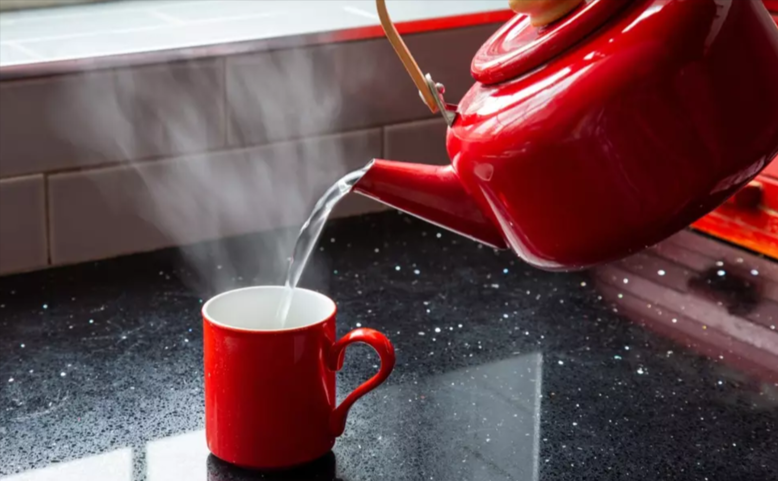 Das passiert wirklich, wenn Sie heißes Wasser als Gesundheitstrick trinken - Hack geht viral