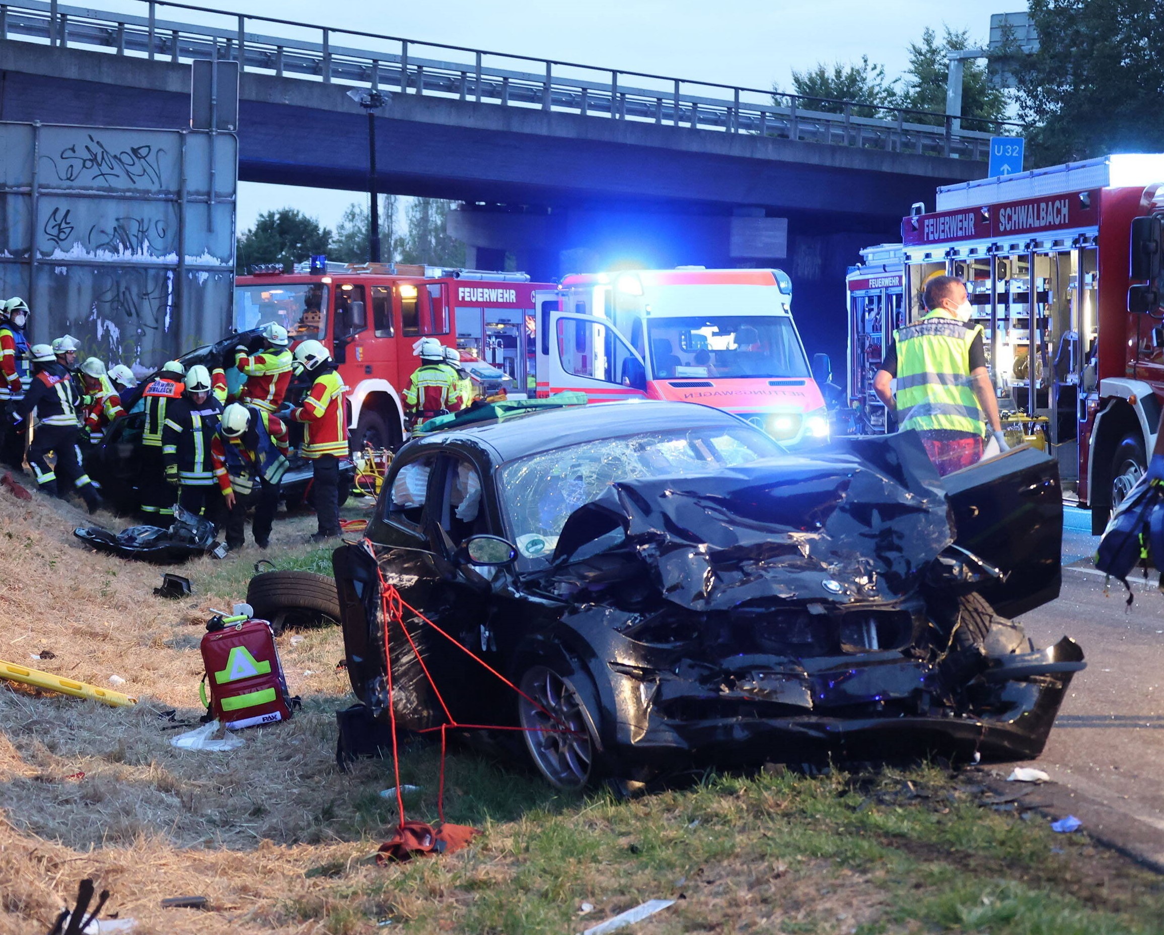 Vollsperrung! Schlimmer Verkehrsunfall auf der Autobahn –  Autofahrer stirbt als er sein Warndreieck aufstellt!