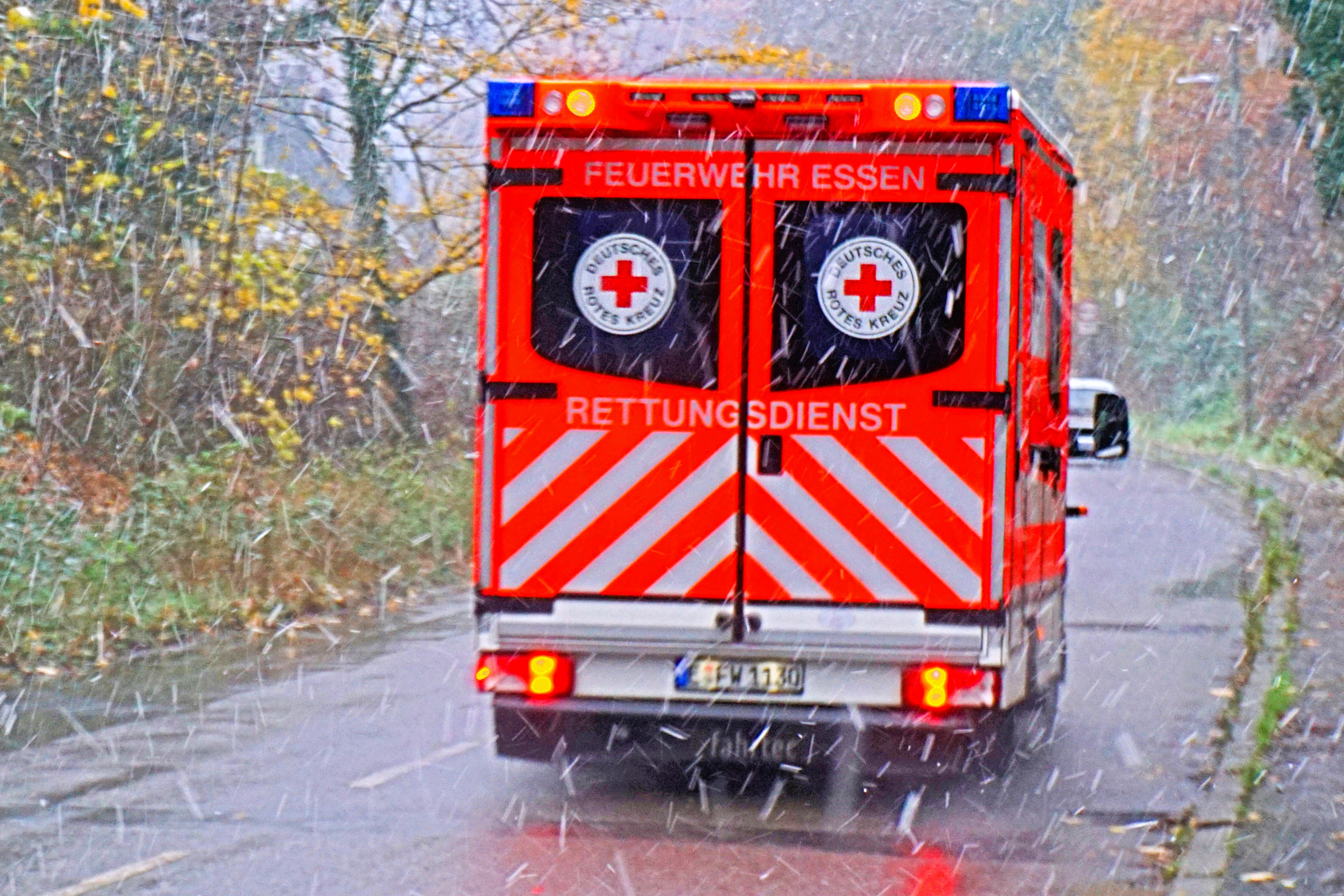 Familie verunglückt schwer! Drei Helis im Einsatz! - Ein Todesopfer und 6 Schwerverletzte -  2 Kinder unter den Verletzten!