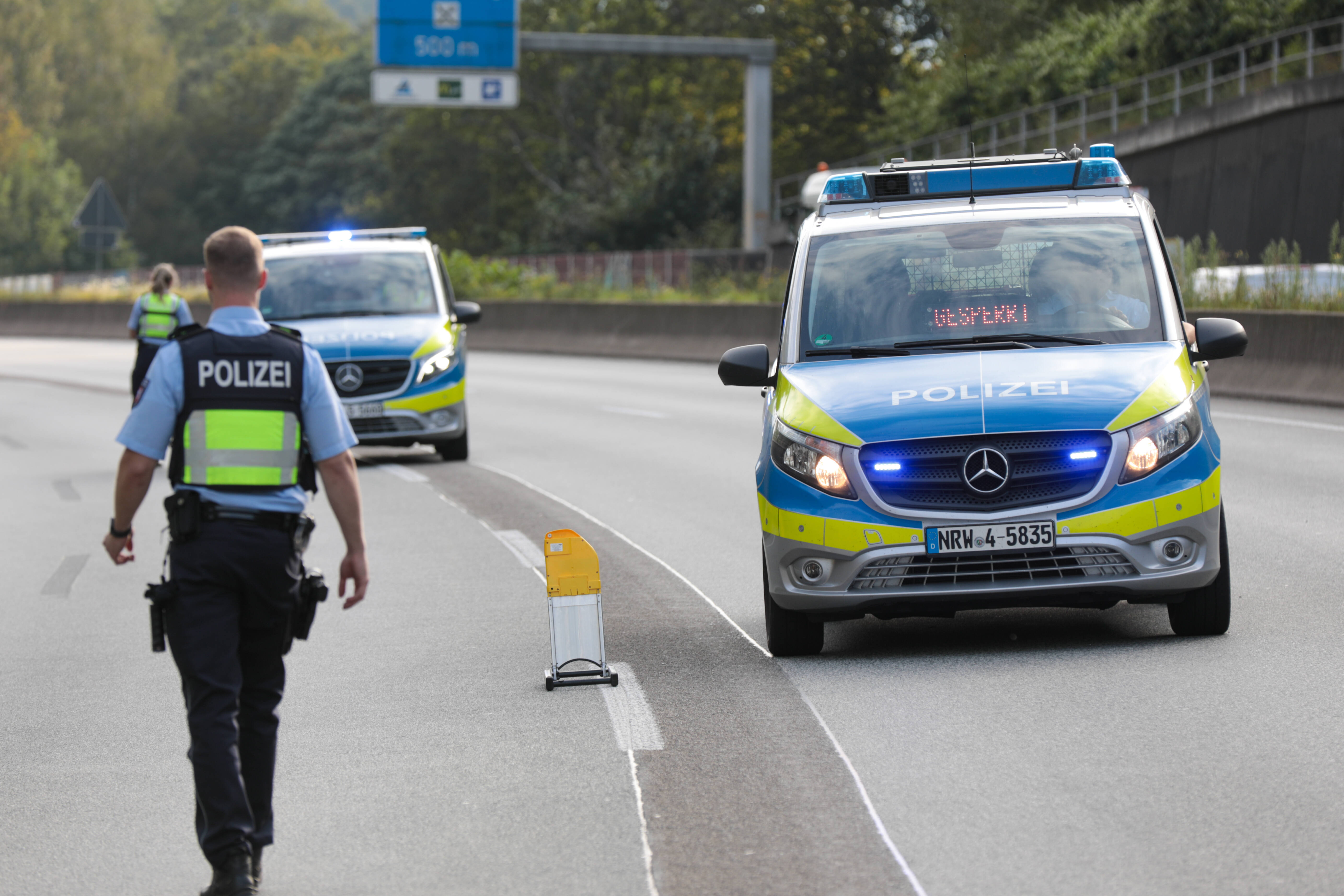 Flughafen Leipzig gesperrt, Autobahn gesperrt! Polizei jagt irren Autofahrer durch 3 Bundesländer!