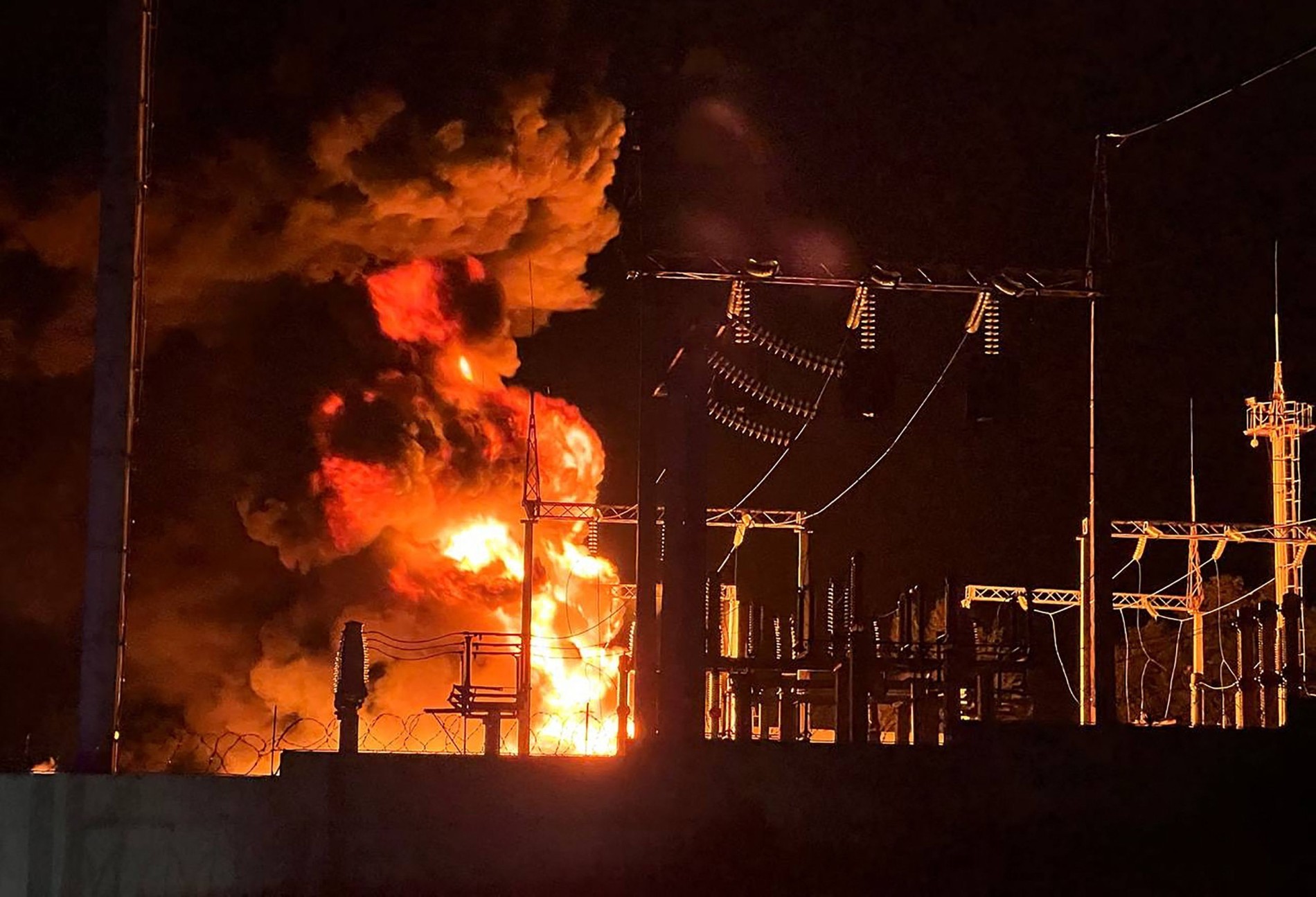 Ukrainische Sprengstoff-Drohnen greifen Russland an! Videos zeigen Explosionen - Russland in Angst!