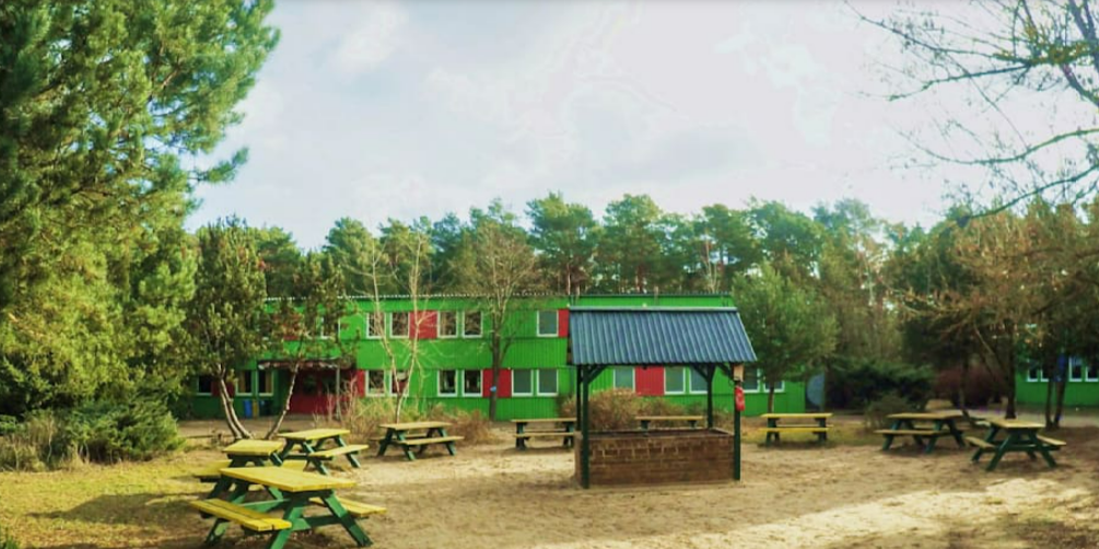 Schullandheim evakuiert! Kinder unter Polizeischutz aus dem Heim gebracht - was ist passiert?