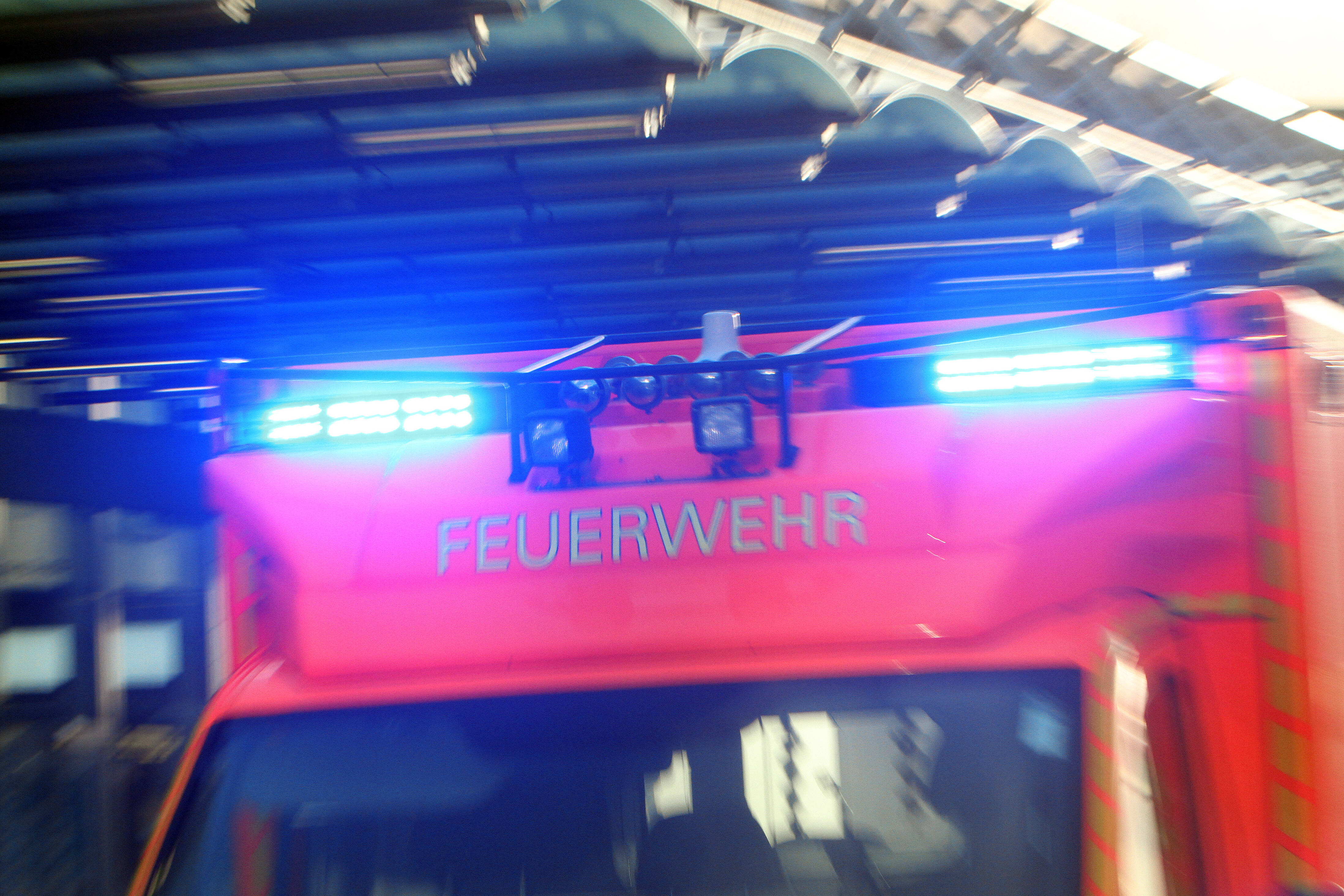 Tödlicher Unfall Auto rast in Gaststätte - Beifahrer stirbt bei Crash mit Gebäude - Fahrer schwer verletzt