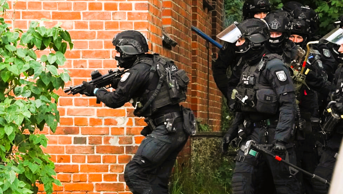 Reichsbürger schießt auf die Polizei! Razzia gerät außer Kontrolle - Beamte werden verletzt!