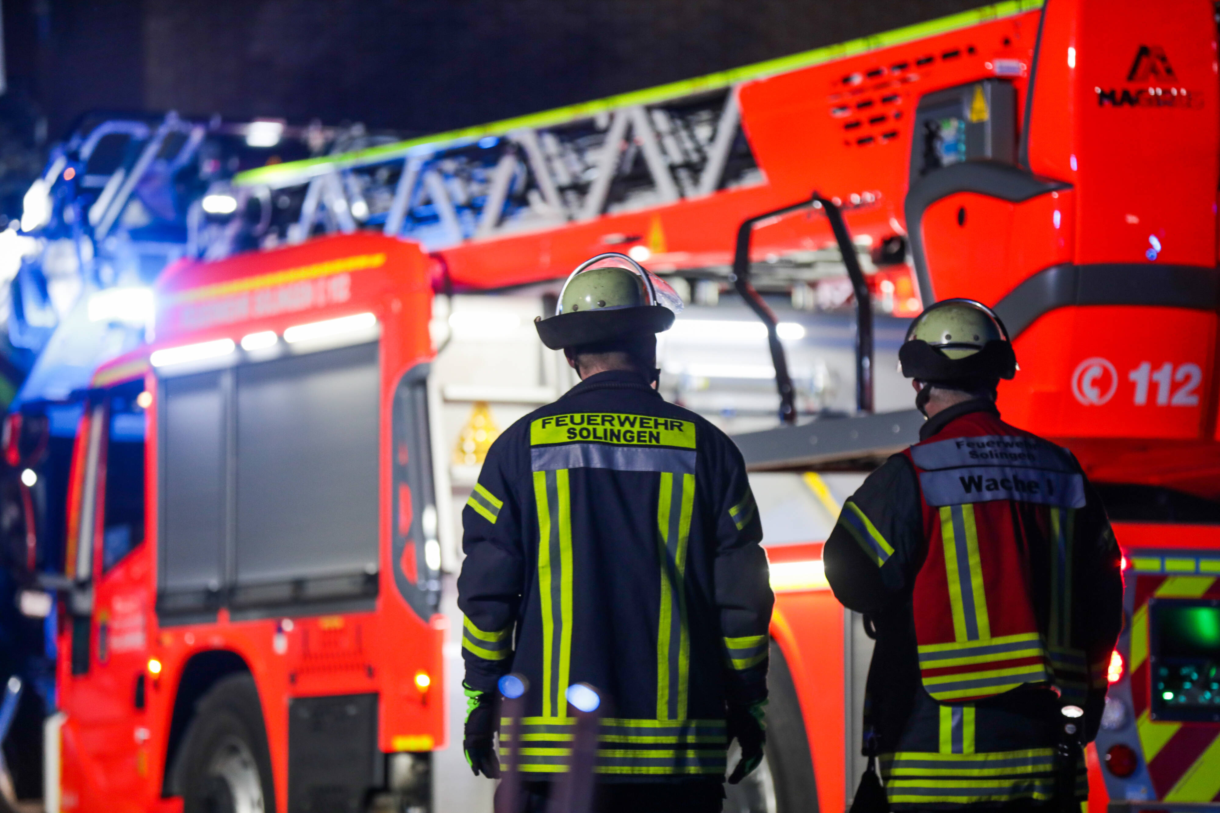 Feiger  Brandanschlag - Täter zündet Kinderwagen im Treppenhaus an - Feuerwehr muss Haus evakuieren!