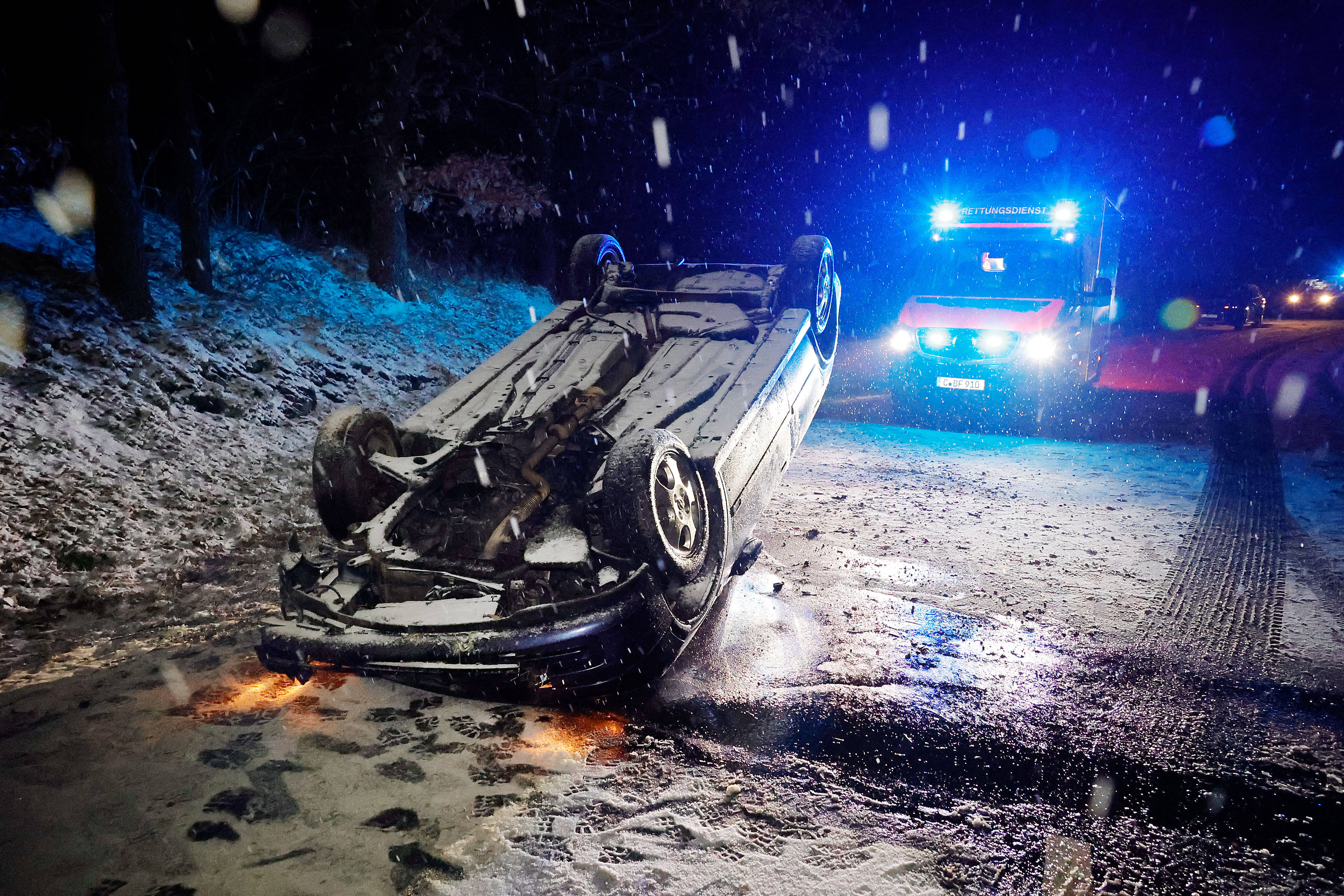 Schnee-Alarm! Mega-Unfall legt ganze Autobahn lahm - 18 Fahrzeuge beteiligt!
