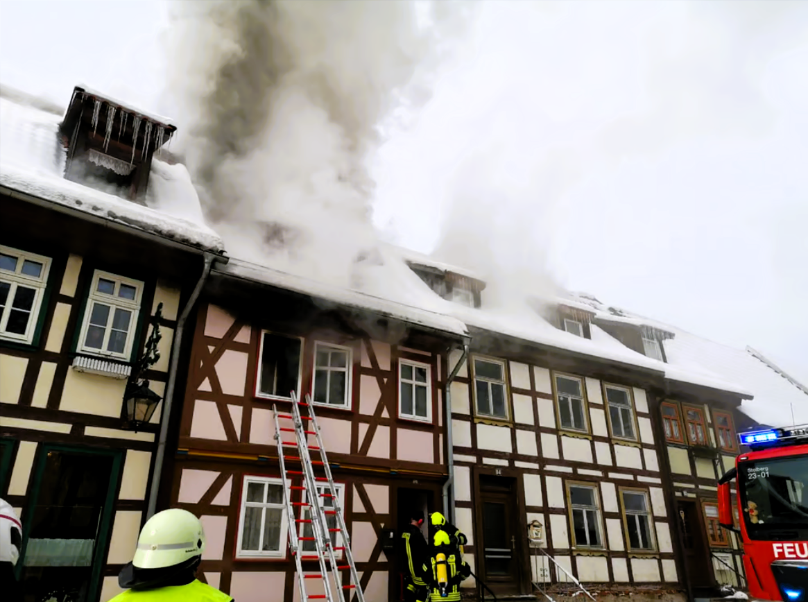 Flammen-Inferno! Vier alte Fachwerkhäuser in Großbrand - Feuerwehr mit verzweifeltem Kampf!