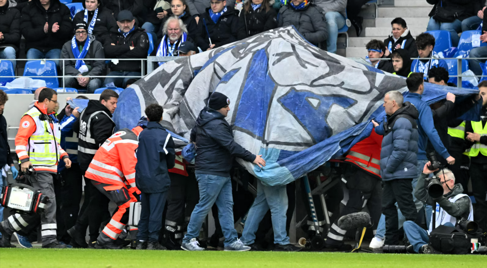 Dramatischer Zwischenfall bei Spiel der 2. Bundesliga - Fan stürzt von Brüstung in den Innenraum