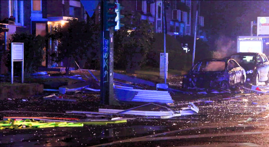 Kiosk in Düsseldorf explodiert! 3 Tote, 16 Verletzte - Feuerwehr kämpft gegen die Flammen!