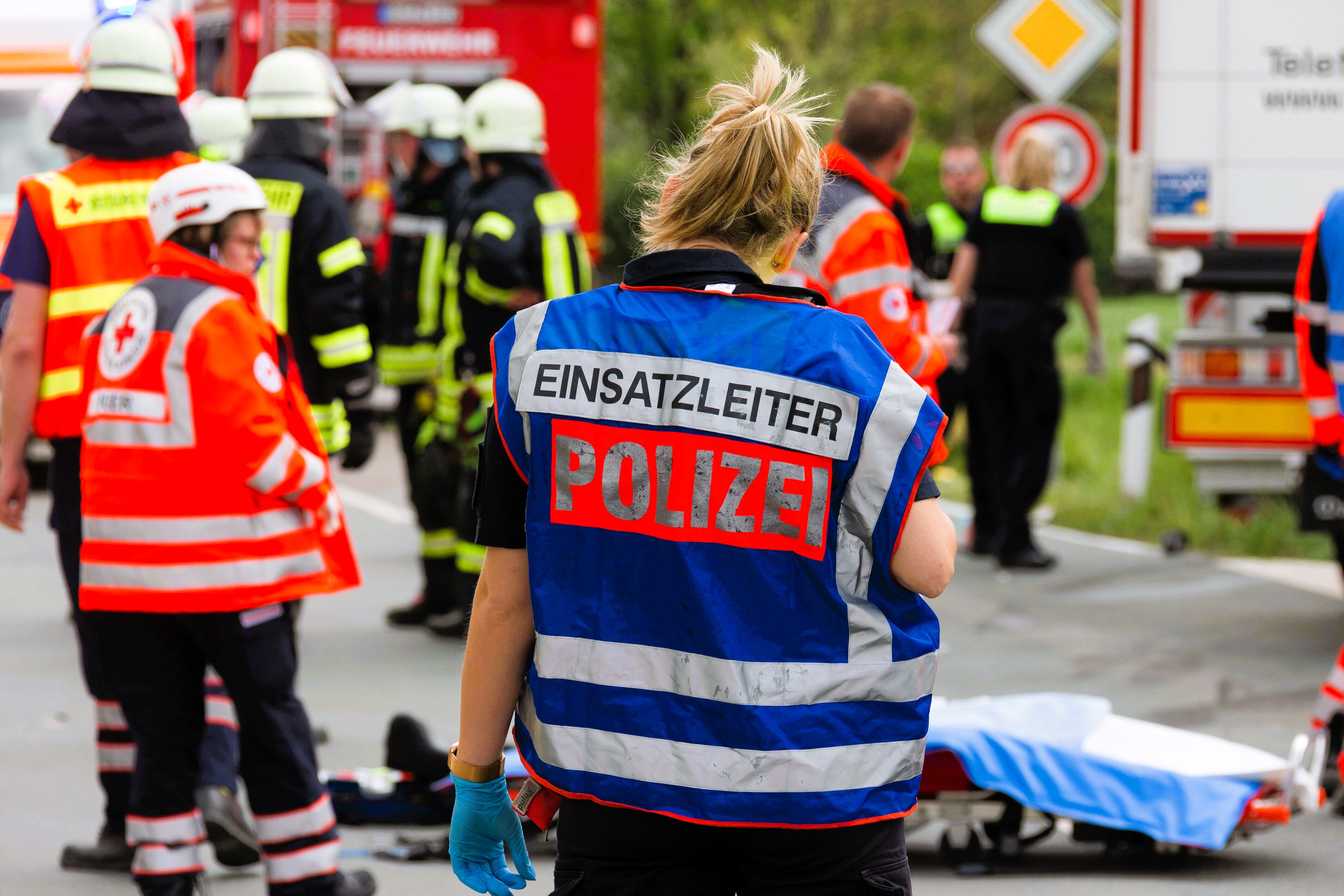 Großalarm im Schrebergarten! Mehrere Personen mit brennbarer Flüssigkeit überschüttet